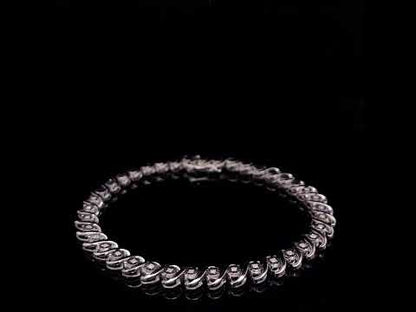 Rotating video showing the jewelry item