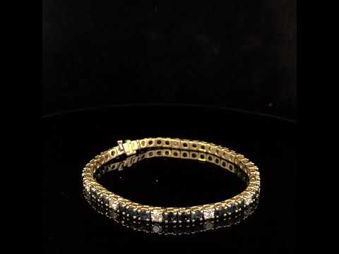 Rotating video showing the jewelry item