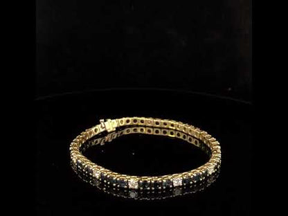 Rotating video showing the jewelry item
