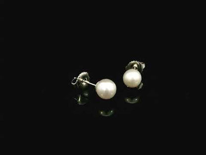 Rotating video showing the jewelry item