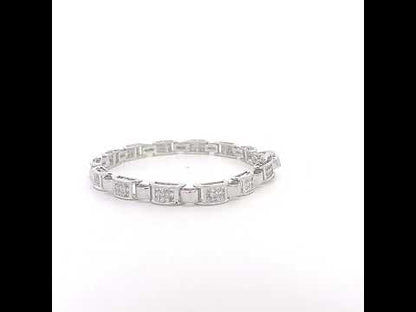 Rotating video showing the jewelry item