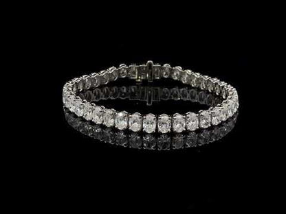 Rotating video showing the jewelry item