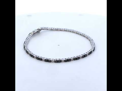 Rotating video showing the jewelry item