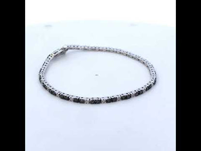 Rotating video showing the jewelry item