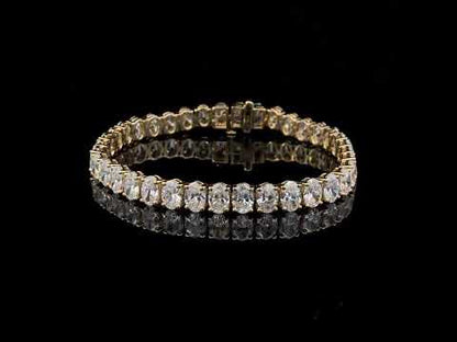 Rotating video showing the jewelry item