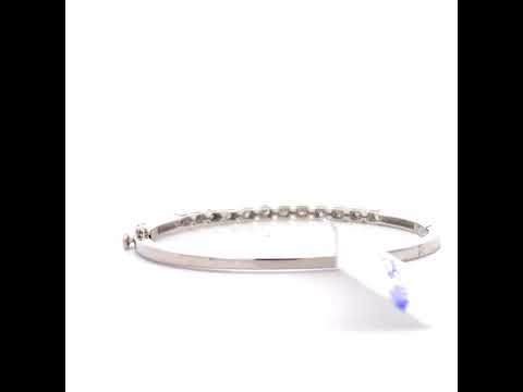 Rotating video showing the jewelry item