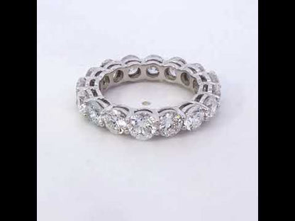 Rotating video showing the jewelry item