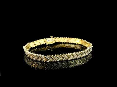 Rotating video showing the jewelry item