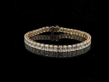 Rotating video showing the jewelry item