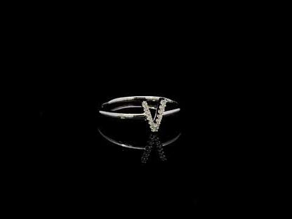 Rotating video showing the jewelry item