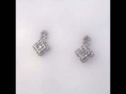 Rotating video showing the jewelry item