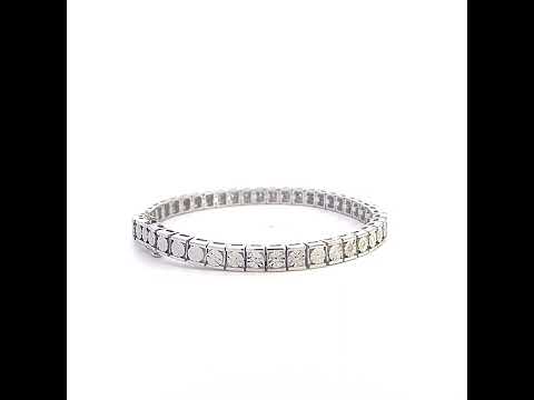 Rotating video showing the jewelry item