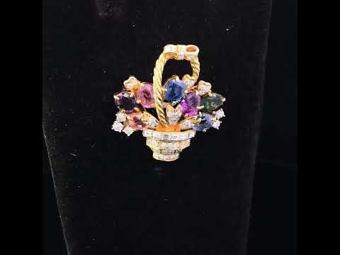 Rotating video showing the jewelry item