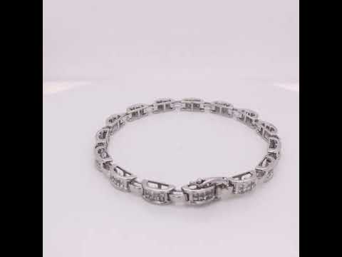 Rotating video showing the jewelry item