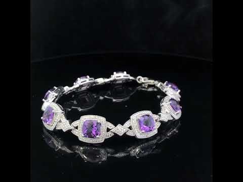 Rotating video showing the jewelry item