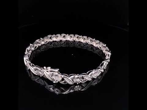 Rotating video showing the jewelry item