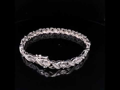 Rotating video showing the jewelry item