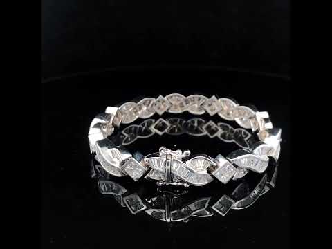 Rotating video showing the jewelry item
