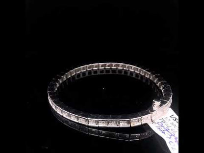 Rotating video showing the jewelry item