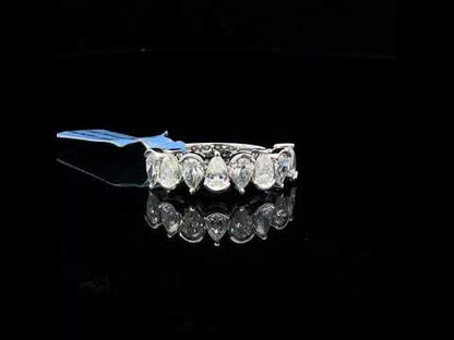 Rotating video showing the jewelry item