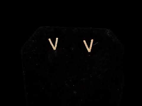 Rotating video showing the jewelry item