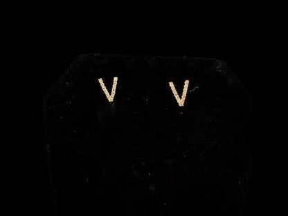 Rotating video showing the jewelry item