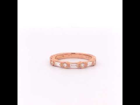 Rotating video showing the jewelry item